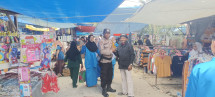 Sampaikan Pesan Pemilu Damai, Bhabinkamtibmas Polsek Kemuning Sambangi Warga di Pasar Selensen
