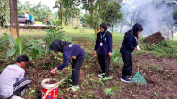 Peduli Lingkungan, Mahasiswa KKN UIN Suska Riau Goro Bersihkan Taman di Kelurahan Bagan Besar 