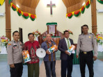Minggu Kasih Polres Inhu, Gereja Huria Kristen Terima Bantuan Lampu dan Karpet