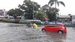 Hujan Sebentar Jalanan Tenggelam, Warga Minta Kemendagri Evaluasi Jabatan PJ Walikota Pekanbaru