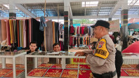 Sambangi Warga Di Pasar Keritang, Bhabinkamtibmas Polsek Kemuning Lakukan Coolling System Sampaikan Pesan Pemilu Damai