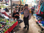 Pak Bhabin Polsek Kemuning Polres Inhil DDS Ke-Pedagang Pasar Keritang
