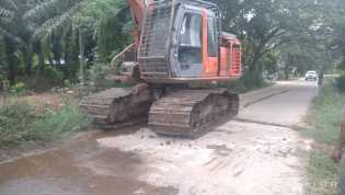 Alas Roda Rantai(treads) Excavator Pekerjaan Normalisasi Drainase Diduga Tidak Standart