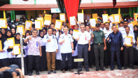 Plt Bupati Meranti, H. Asmar Dampingi Gubri Syamsuar Serahkan SK PPPK Guru di Kepulauan Meranti