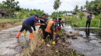 Atasi Banjir, DLH Rohil Lakukan Normalisasi Saluran Air Pelabuhan Baru Menuju Ke SMA Negeri 2