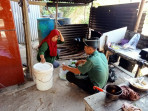 Serda Mayus M Babinsa Koramil 03/Minas Bentu Warga Dengan Masuk Dapur Ibu Siti Mariyam Warga Kurang Mampu di Minas Timur