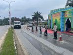 Antisipasi Gangguan, Anggota Koramil 03/Minas Lakukan Pengamanan Di Pos Pam Lebaran Ops Ketupat LK 2024 di Simpang Exit Tol