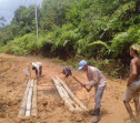 Rusak Parah, Jalan Penghubung 4 Desa di Kampar Diperbaiki Warga