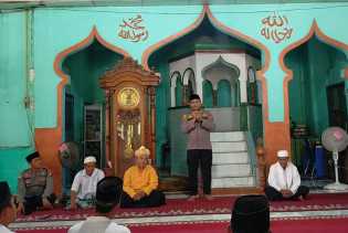Kapolres Rohul Laksanakan Ibadah Sholat Jum'at Di Masjid Raya Baitan Nur