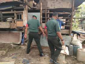 Serma Muhajir Lakukan Pendampingan Pengecekan Hewan Ternak Antisipasi PMK di Minas Jaya