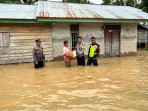 Polsek Cerenti Lakukan Pengecekan Perkembangan Debid Air Sungai Kuantan dan Pemberian Paket Sembako di Kecamatan Inuman