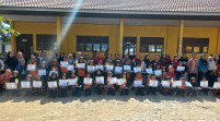 Motivasi Para Siswa, Kepsek SDN 014 Balam Jaya Berikan Hadiah Kepada Siswa Siswi Juara Kenaikan Kelas