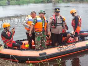Tenggelam Saat Melangsir Bibit Sawit, PLT Kapolsek Minas & Basarnas Berjibaku Lakukan Pencarian Korban Diperairan Sungai Mandau 