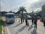 H+4 Idul Fitri, Anggota Koramil 03/Minas Lakukan Pengamanan Di Pos Pam Lebaran Ops Ketupat LK 2024 di Simpang Exit Tol