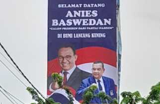 Ketua Dewan Pakar DPW Riau Pasang Baleho Sambut Kedatangan Anis Baswedan