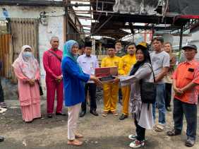 Dinas Sosial Pekanbaru Berikan Bantuan Bagi Korban Kebakaran di Pangeran Hidayat