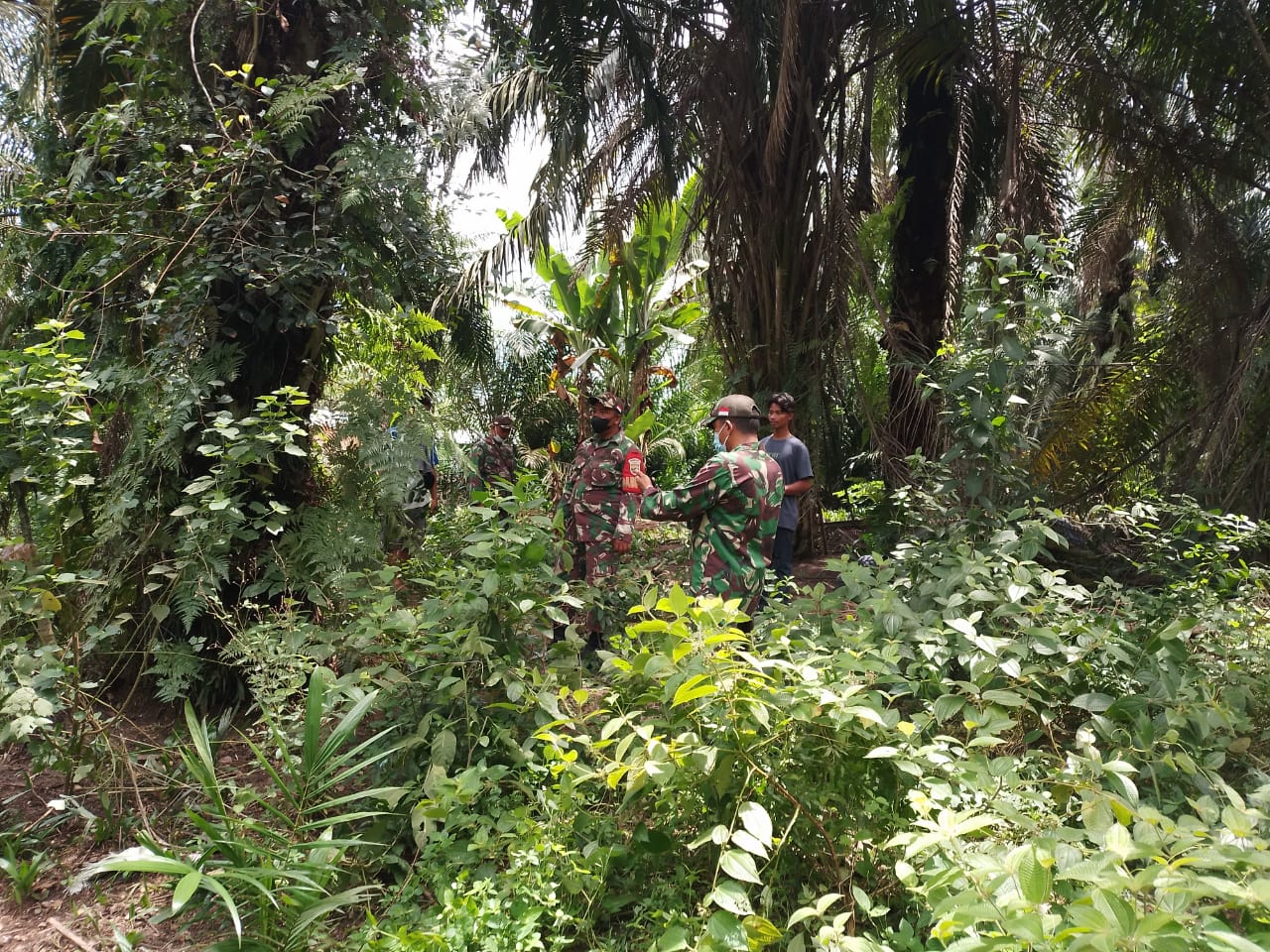 Dua Orang Anggota Koramil 03/Minas Ini Ajak Masyarakat di Minas Timur Patroli Karhutla & Lakukan Sosialisasi 