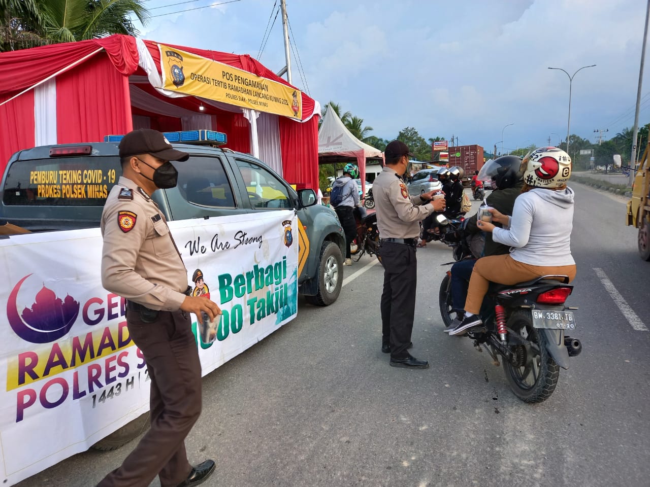 Gebyar Ramadhan, Polsek Minas Lagi Lagi Bagikan 200 Paket Takjil Kepada Jamaah Masjid & Masyarakat