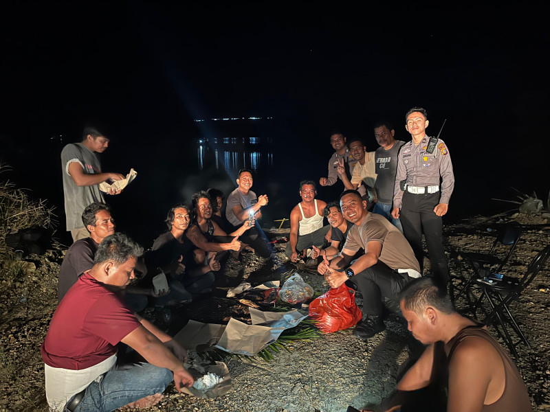 Tunjukkan Kepedulian, Kasat Lantas Polres Kampar dan Bhabinkamtibmas Dasril Bakar Ikan Bareng Sopir di XIII Koto Kampar