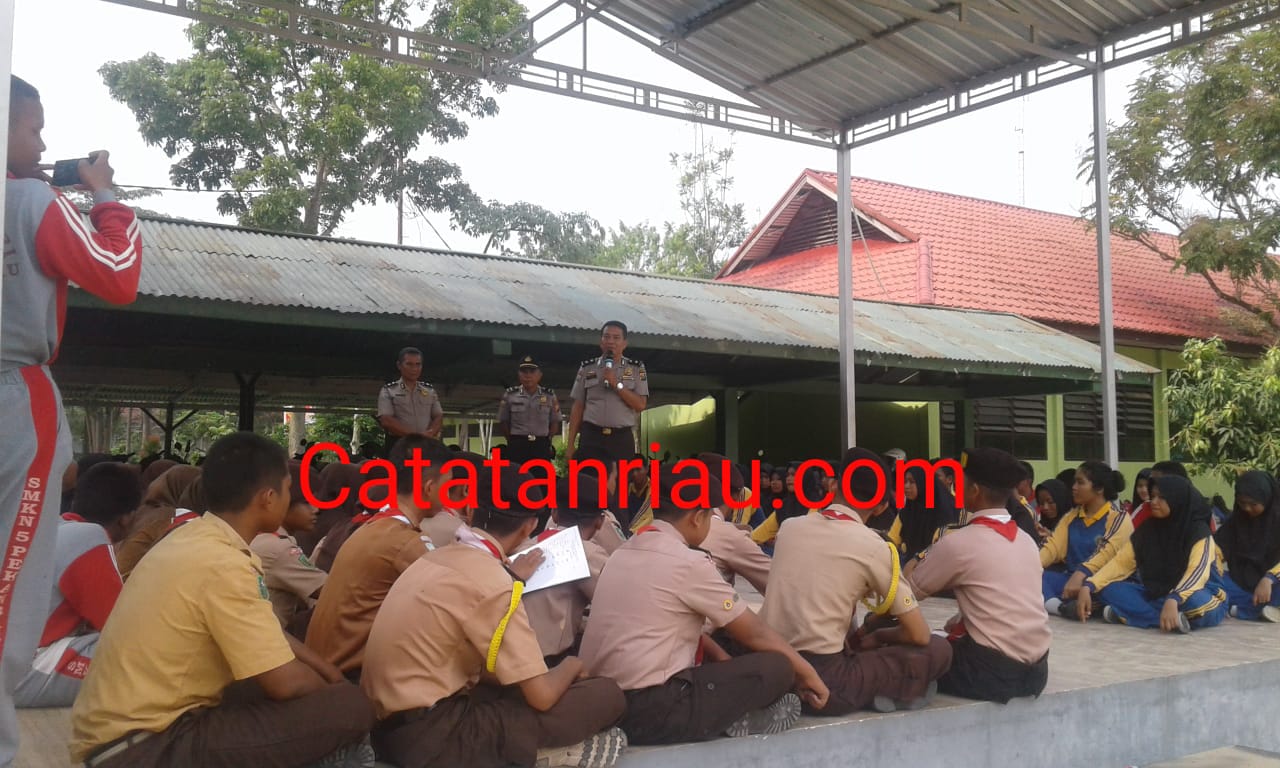 Polda Riau Adakan Penyuluhan Polisi Peduli Pendidikan Di SMKN 5 Pekanbaru