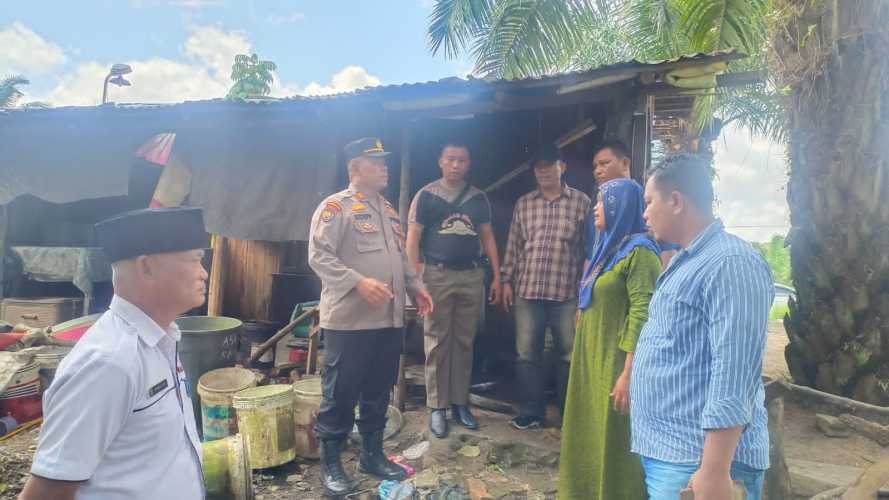 PLT Kapolsek Minas Lakukan Pengecekan Dua Unit Rumah Warga Yang Diserang Kawanan Gajah Liar 