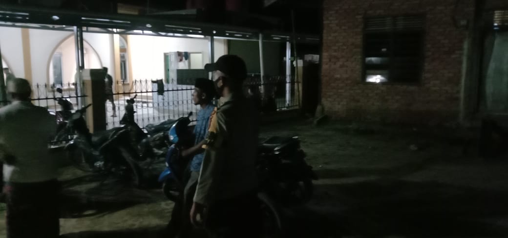 Ibadah Sholat Tarawih, Polsek Langgam Lakukan Patroli Pengamanan di Masjid Desa Tambak