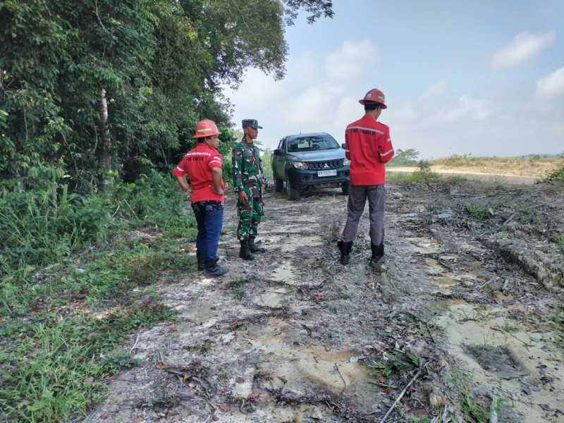 Sertu Joko Purnomo Bersama RPK PT Arara Abadi Dan Warga Tasik Betung, Lakukan Kegiatan Patroli Dan Cek Embung Bertujuan Untuk Antisipasi Karhutla