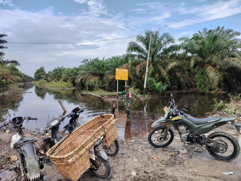 Cek Kondisi Banjir Di Kampung Muara Bungkal, Sertu Joko Purnomo Sebut Saat Ini Debit Air Berangsur Turun ± 30 Cm