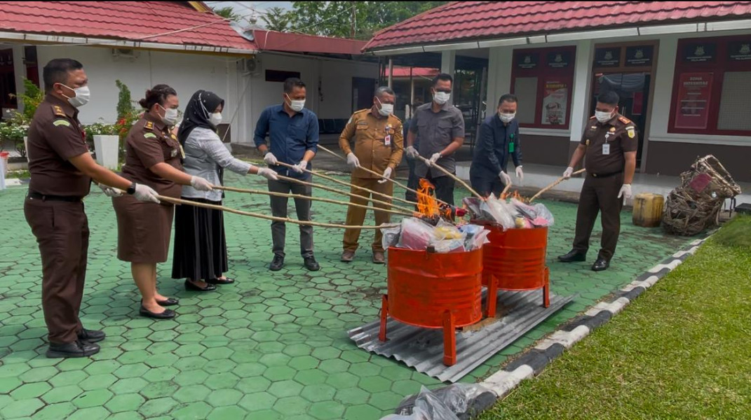 Kejari Pelalawan Musnahkan Barang Bukti 120 Perkara, Termasuk Sabu dan Senjata Tajam