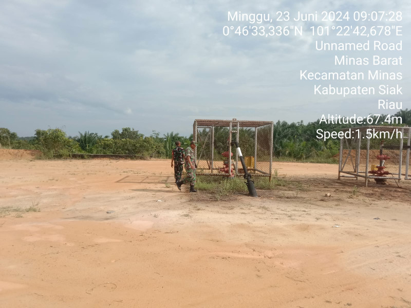 Serda Sugiarto & Serda Mayus Maruli Patroli Serta Lakukan Komsos di Area 4 PHR Dalam Giat Penguatan Binter SKK Migas