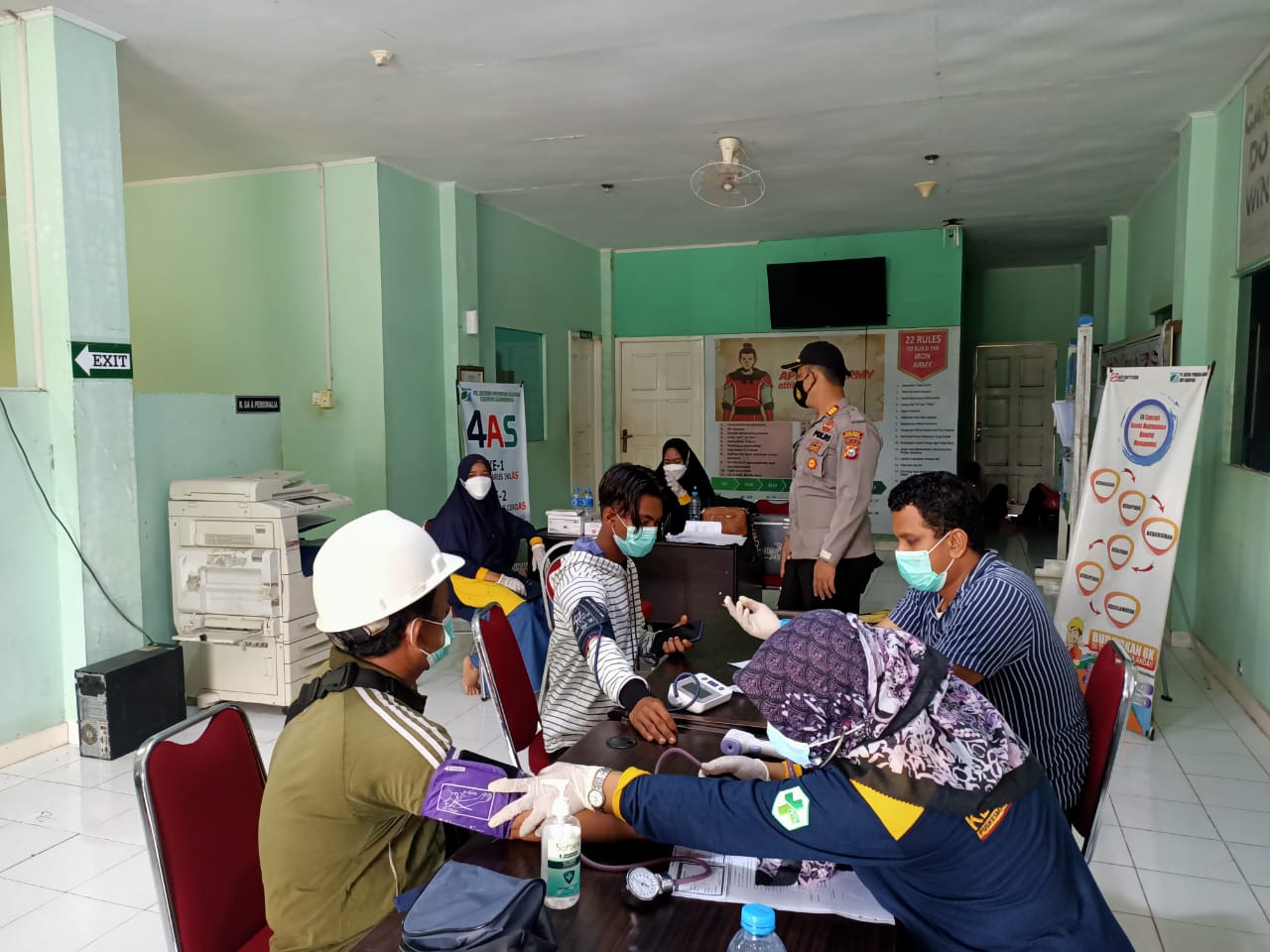 Kawal Vaksinasi Covid-19 di PT. SPA, Kapolsek Kuala Kampar Pastikan Aman dan Lancar