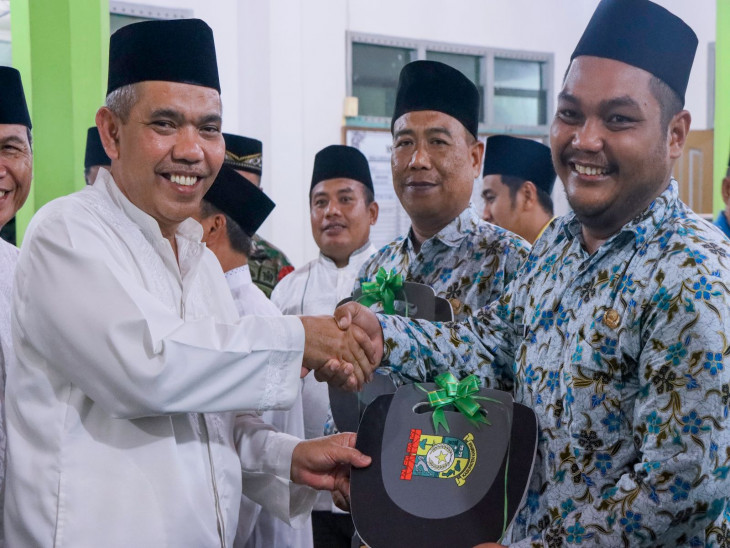 Safari Ramadhan Ke Masjid At - Taufiq Desa Lubuk SAKAI, Pj. Bupati Kampar Serahkan Tiga Ambulance Untuk 3 Desa