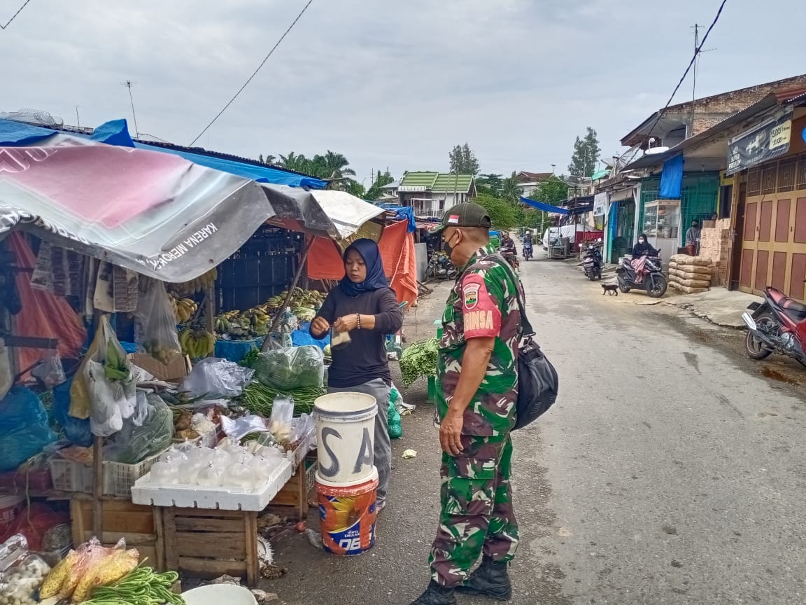 Antisipasi COVID-19, Sertu Nurli Continue Gakplin Rutin di Pasar Tradisional Kecamatan Minas