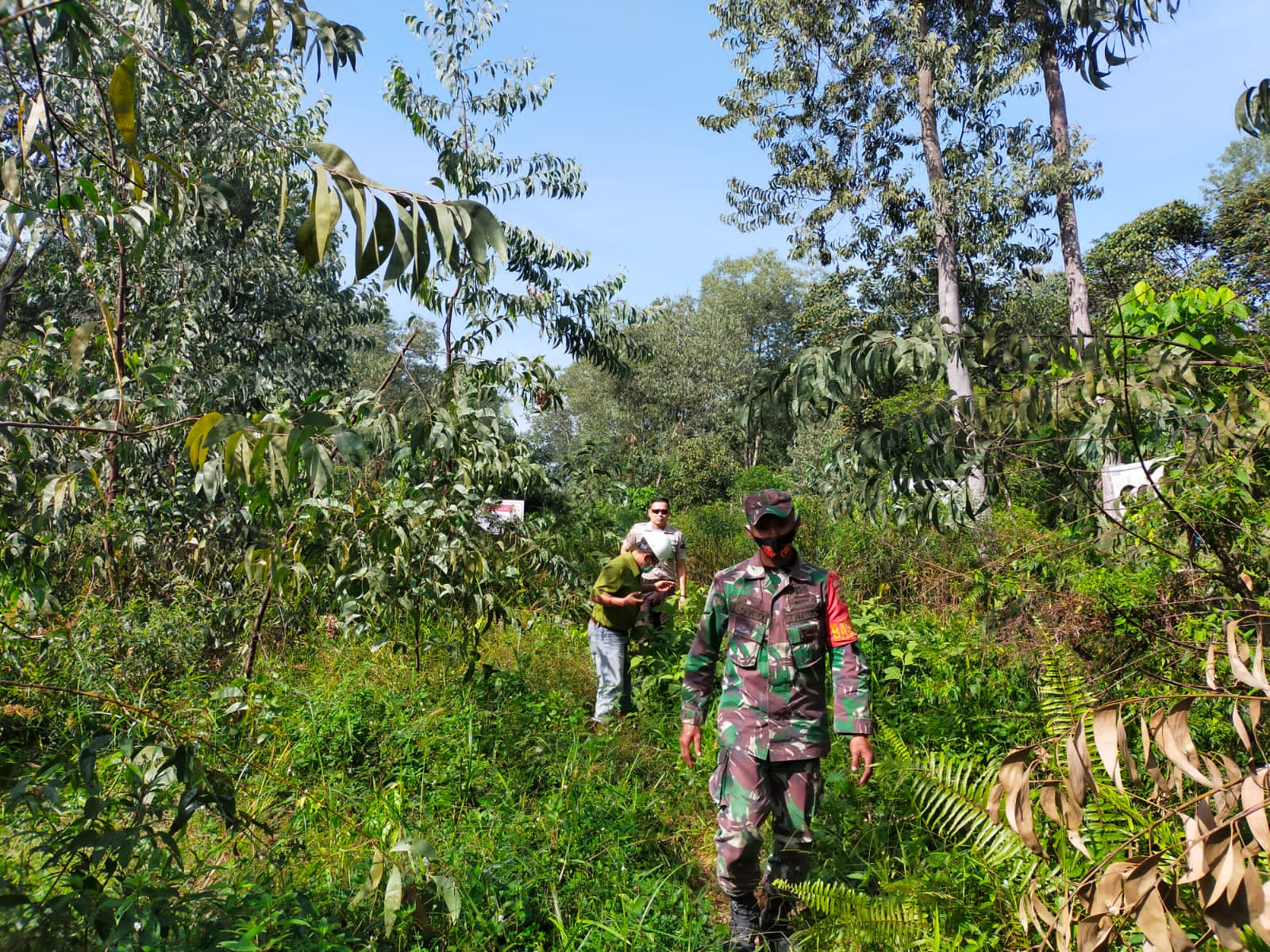 Serda Joko Purnomo Bersama Securty PT RAPP Patroli Karhutla di Wilayah Kampung Bencah Umbai