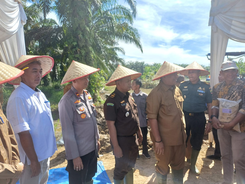 Wakapolres Rohul Hadiri Penyerahan Bantuan Traktor dan Bibit Padi Oleh Bupati di Desa Pasir Maju