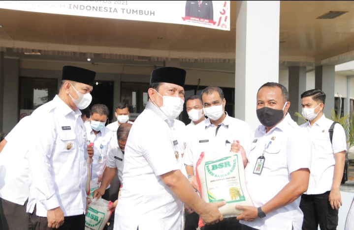 Bupati Rohul Launching Perdana Penyerahan Beras Sawah Rohul Kepada PNS