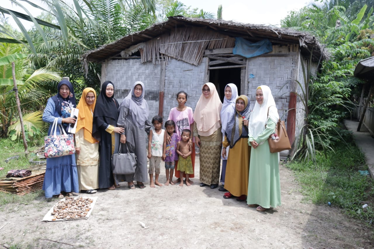 Dekranasda Santuni Keluarga Pak Taram, Warga Dhuafa Asal Kampung Langkai Siak