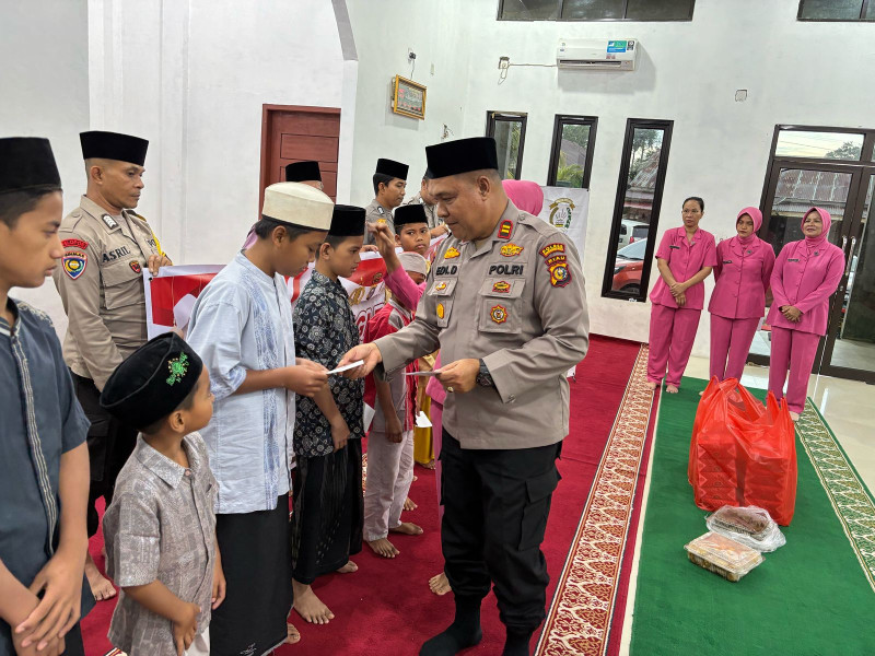 Momen Ramadhan, Polsek Batang Cenaku Santuni Guru Mengaji Hingga Anak Yatim