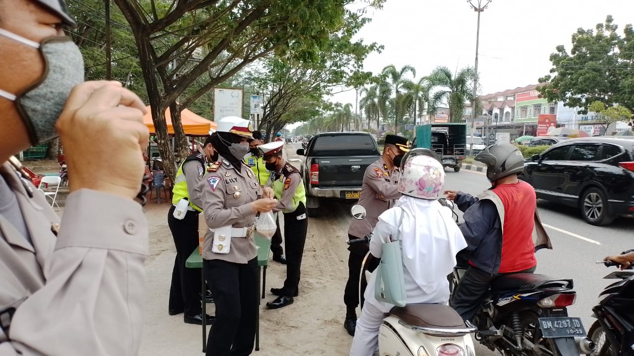 Salut Hari Pertama Ramadhan, Satlantas Polres Pelalawan Bagi Takjil & Masker