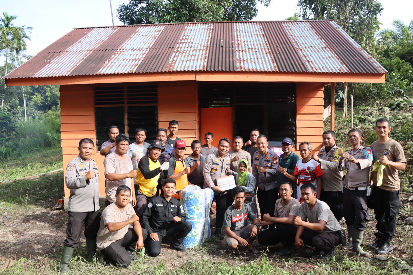 Polres Rohul Rehab Rumah Layak Huni Warga Kurang Mampu   