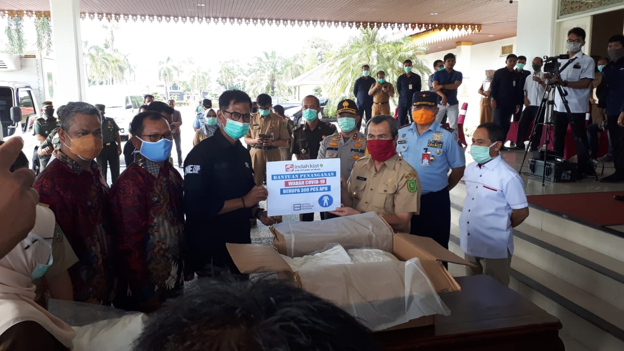 Bantu Program Cegah Covid-19, PT IKPP Perawang Donasikan 300 Pcs APD Untuk Pemprov Riau
