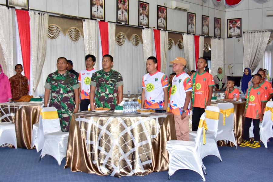 Wakili Pj. Bupati Kampar, Hambali Lepas  Kontingen Sepak Bola KMBS U-11 Ke Liga Sentra Indonesia Tingkat Nasional