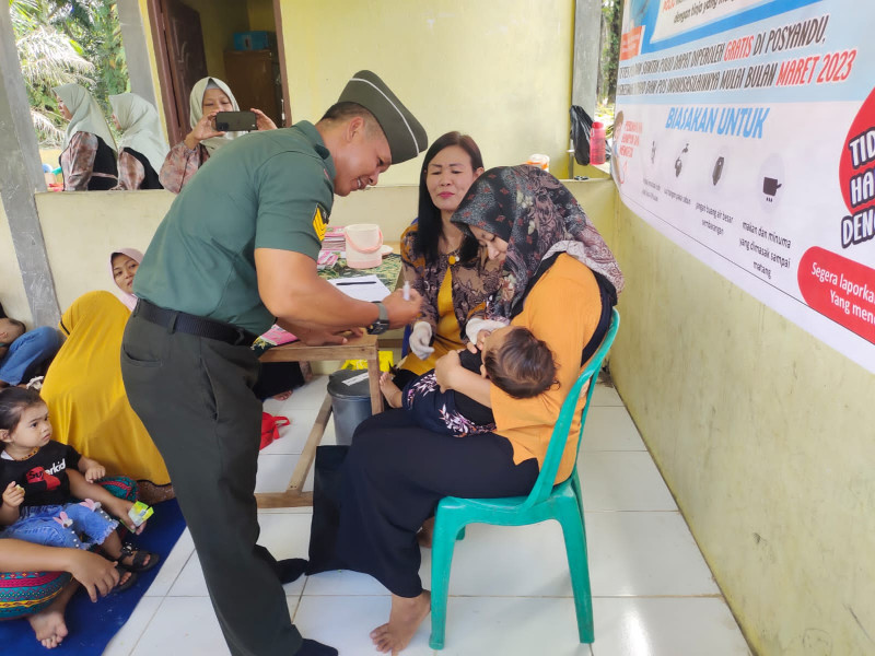 Sambangi Warga Yang Tengah Membawa Anaknya Imunisasi di Mandiangin, Serka Gopardin Komsos Tentang Kesehatan