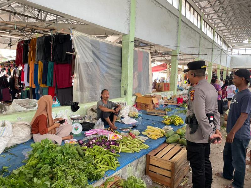 Kapolsek LBJ Blusukan ke Pasar, Bawa Pesan Pemilu Damai dan Cipkon Harkamtibmas
