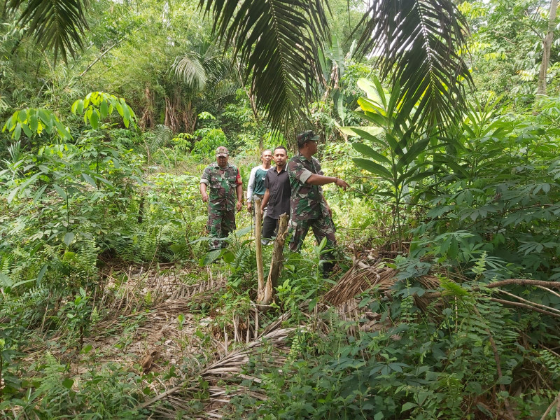 Sertu Sahidin dan Serda Deddy.H Ajak Warga Kelurahan Perawang Giat Penanggulangan Karhutla Dengan Cara Berpatroli