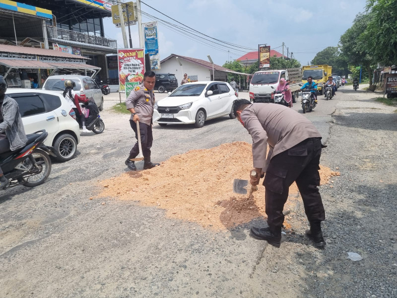 Peduli Kelancaran Pemilu Damai, Kapolsek Tambang Timbun Jalan Berlobang