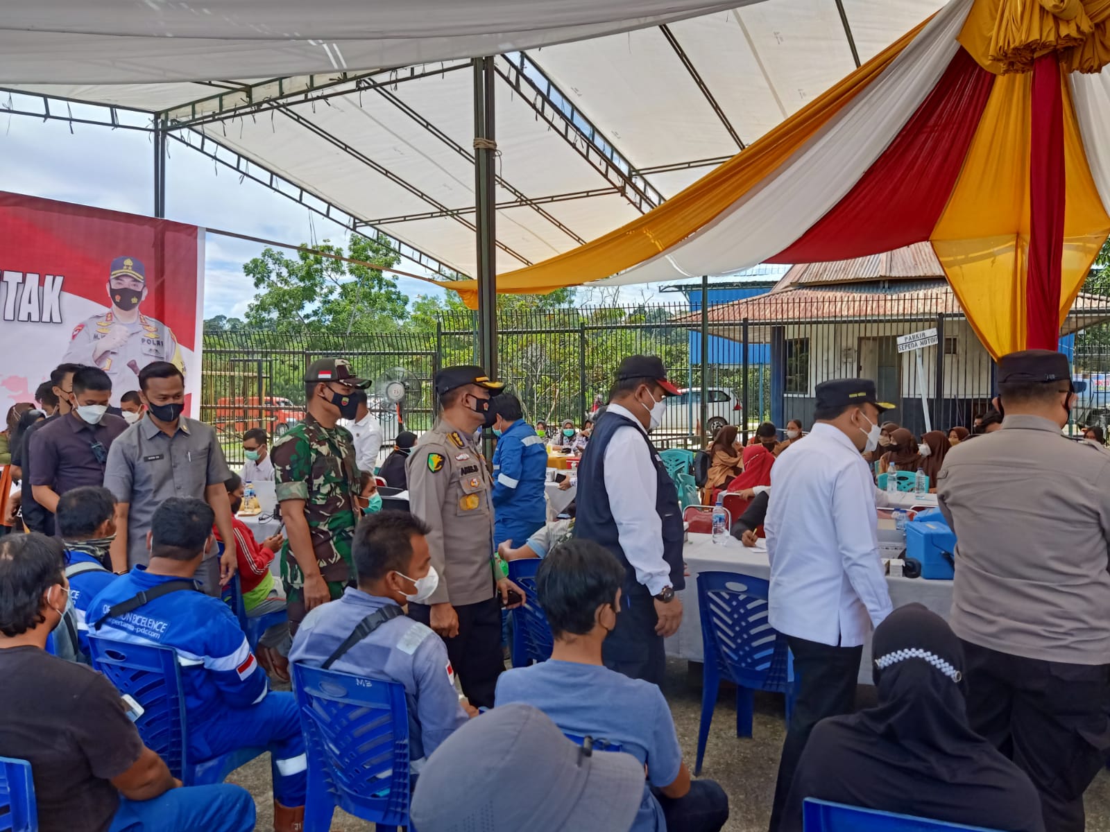 Anggota Koramil 03/Minas Ikut Lakukan Pengamanan Vaksinasi Masal Dikunjungi Kapolda Riau