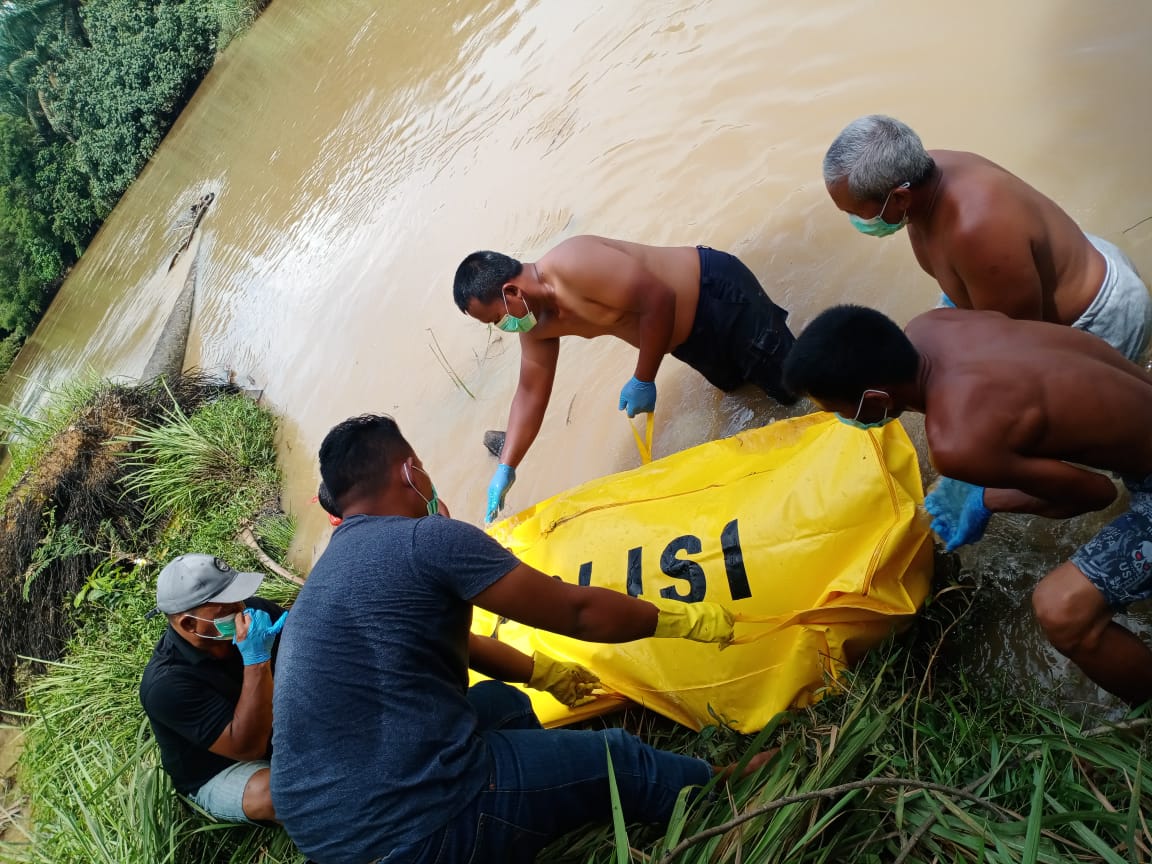 Masyarakat Dihebohkan Dengan Penemuan Sesosok Mayat Tanpa Identitas di Sungai Batang Kumu Rokan Hulu