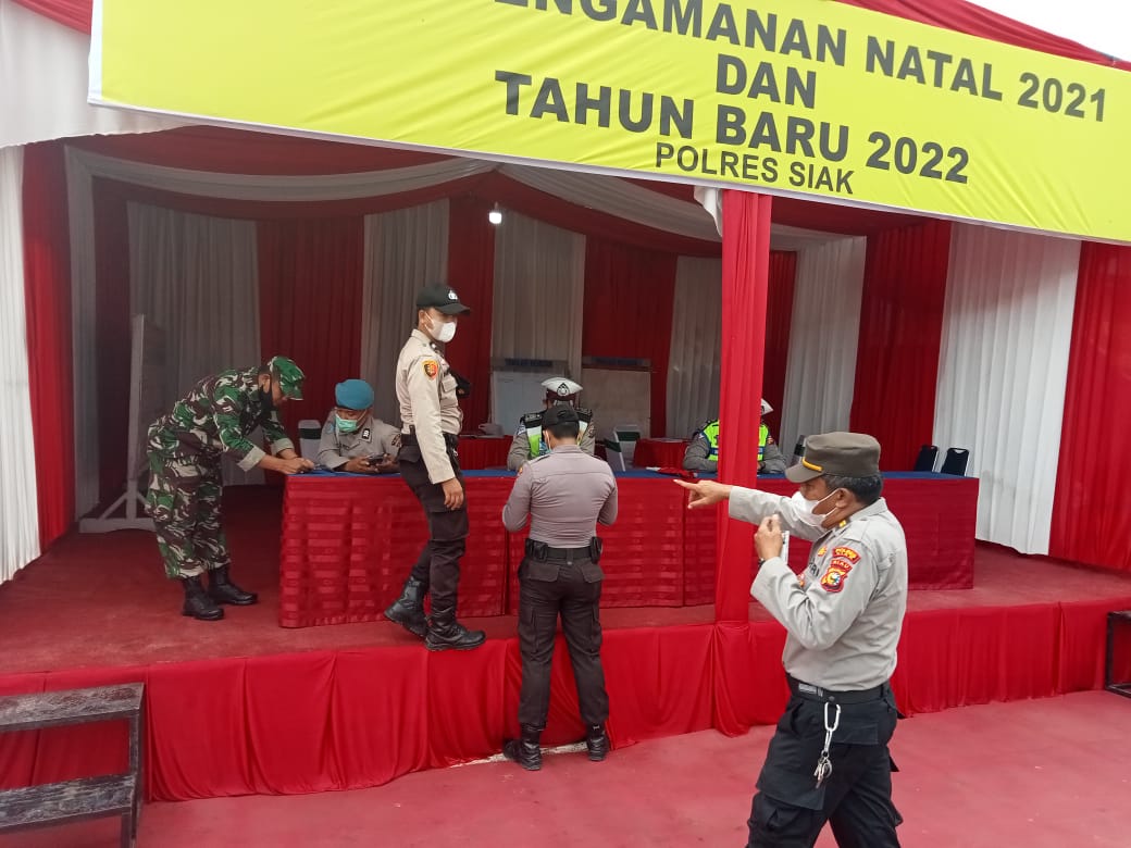 Anggota Koramil 03 Minas Ikut Lakukan Pengamanan Pos Pam Nataru 2022