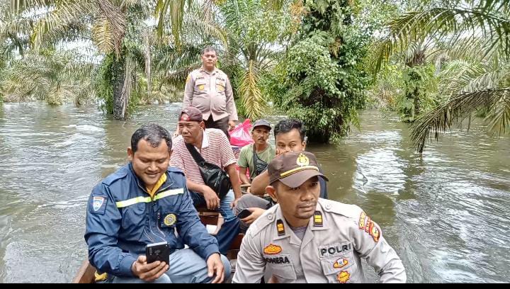 Tim Garda Terdepan, Kapolsek Siak Hulu Bersama Awak Media Naik Perahu Bantu Korban Banjir Dan Giat Cooling System